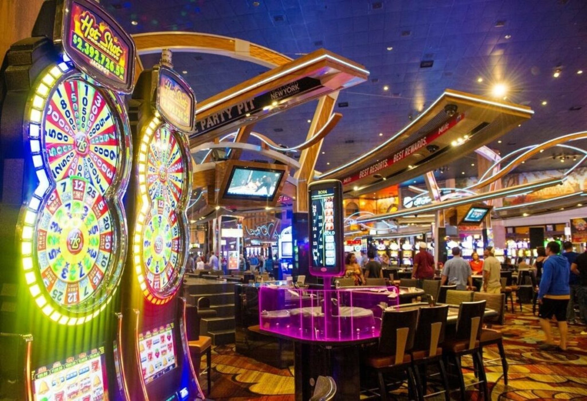 Fumbricaylen Restaurant Casinon pääsisäänkäynti ja tyylikäs aula